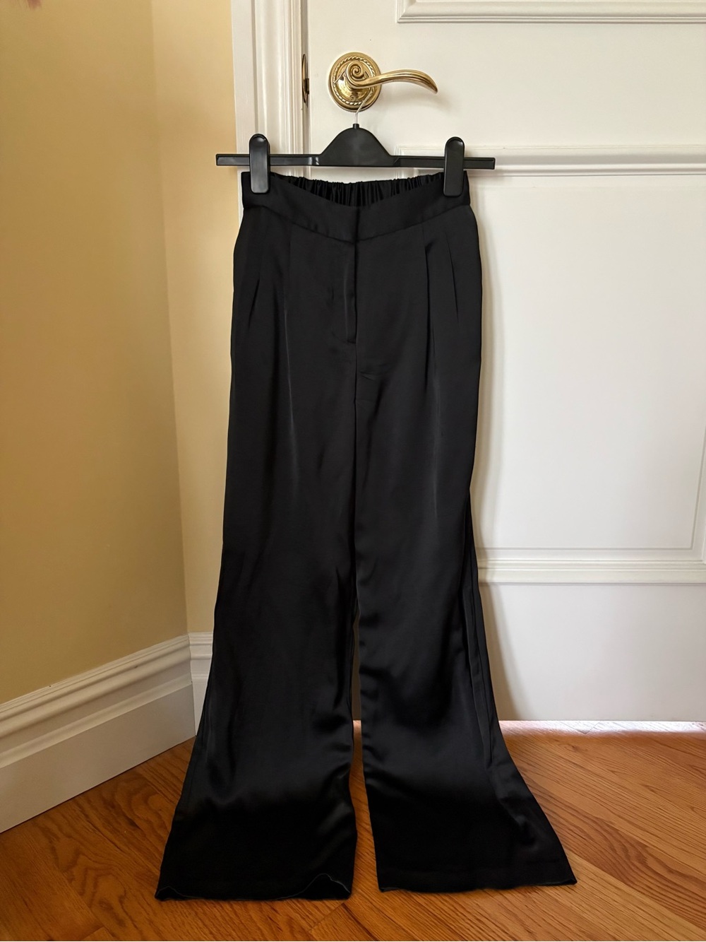 Vince Camuto women black satin pleated pull on dress pants elastic waist size 0